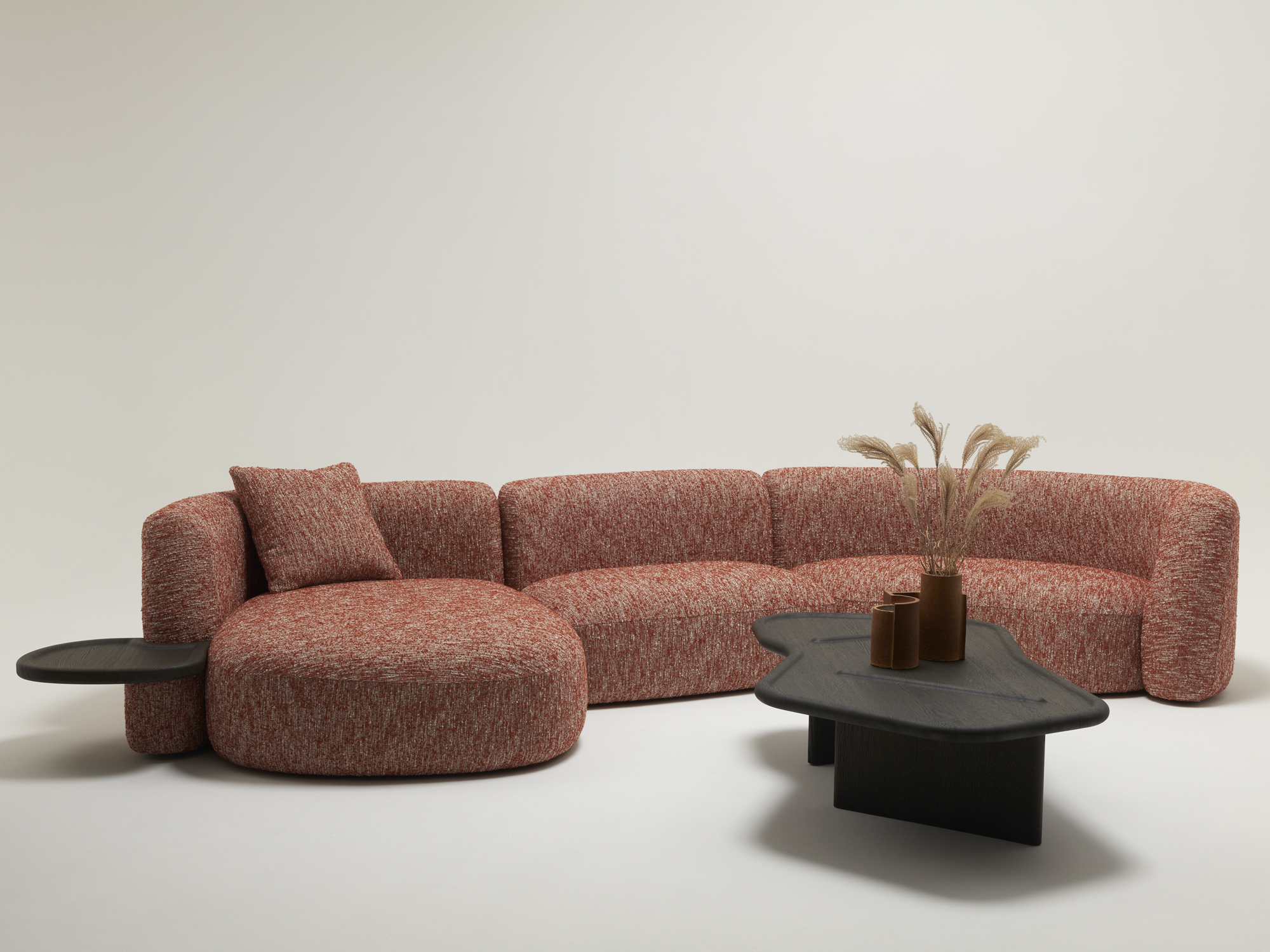 EN-Delcourt-Collection-OZE-sofa-IBO-low-table