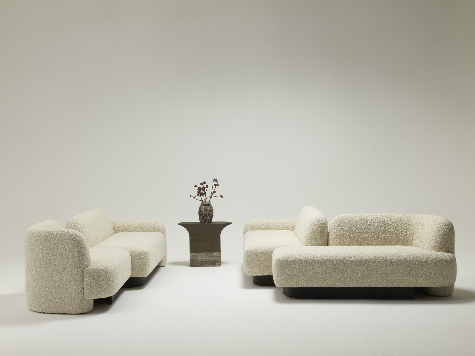 EN-Delcourt-Collection-POP-sofa-TIN-side-table